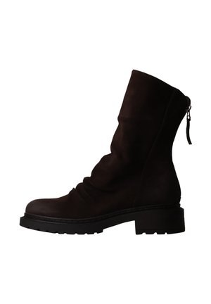 Botte mi-mollet en daim noir avec une semelle épaisse et une fermeture éclair à l’arrière, présentant de légers plis sur la partie supérieure pour la texture.