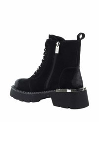 Czarne zamszowe botki za kostkę z grubą podeszwą, sznurowanym przodem, bocznym zamkiem błyskawicznym i metalicznym akcentem na obcasie. Gładka tekstura i solidna konstrukcja.