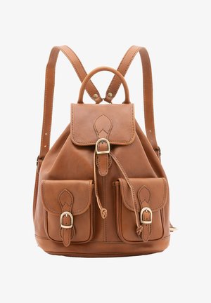 Bruine leren rugzak met twee voorvakken met gespen, een bovenklep die met een gesp wordt vastgezet, en verstelbare schouderbanden.