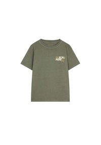 Camiseta de algodón verde oliva con mangas cortas, cuello redondo, que presenta un estampado gráfico amarillo en el área del pecho izquierdo.