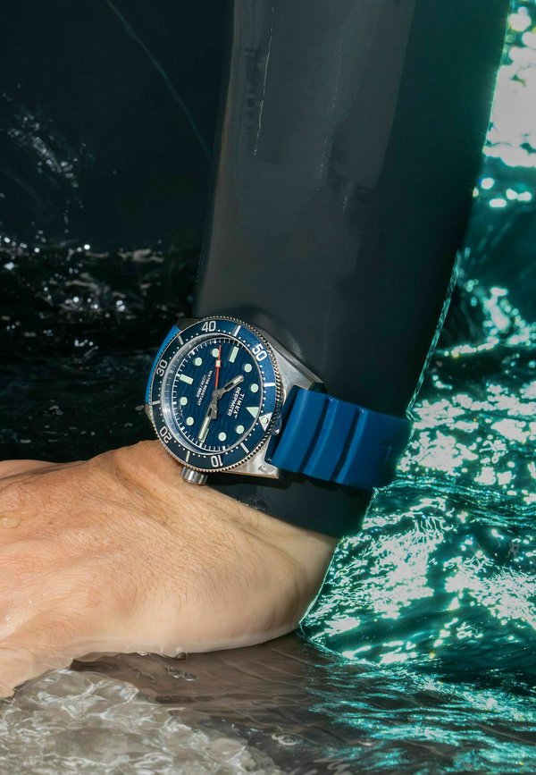 DEEPWATER REEF 200 GMT - Uhr