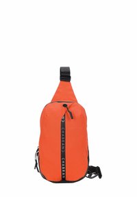 Sac bandoulière orange en tissu texturé, avec une fermeture éclair et une sangle noires. Présente un lettrage vertical de marque sur le devant.
