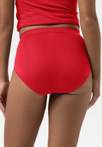 Rode hoge taille bikini onderkant van gladde stof, met een naadloos ontwerp en subtiele textuur, met een gemiddelde beenopening.