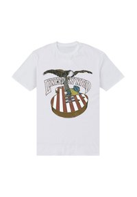 Hvid bomulds t-shirt med et grafisk design af en ørn over en guitar med røde og hvide striber og blå detaljer.