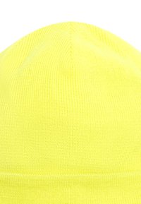 Gul stickad beanie med ribbad textur, featuring en rund krone och en vikbar mudd för justerbar passform och extra värme.