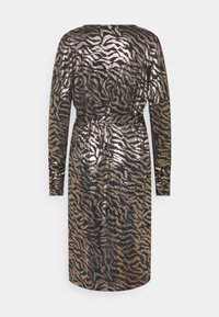 Långärmad klänning i metalliskt svart och guld med ett tigerrandigt mönster. Har en smal midja och flödande kjol. Strukturerad tyg.