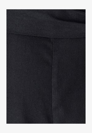 Czarna tkanina o gładkiej, tkanej strukturze z subtelnymi różnicami, z detalem szwu wzdłuż krawędzi.