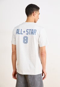 Hele halli puuvillane T-särk lühikeste käistega, mille seljal on trükitud sinine "ALL★STAR" ja number "8".