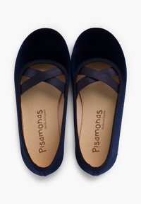 Námořnické sametové baleríny s křížovými elastickými popruhy, zaoblenými špičkami a béžovými stélkami s potiskem značky "Pisamonas".