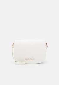 Bílá kožená crossbody taška s texture štípané kůže, zlatými detaily a logem "VALENTINO" na přední straně. Obsahuje klopu na zavírání a nastavitelné ramenní popruhy.