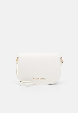 Weiße Leder-Crossbody-Tasche mit genoppter Textur, goldenen Beschlägen und "VALENTINO"-Logo auf der Vorderseite. Verfügt über einen Klappenverschluss und einen verstellbaren Riemen.