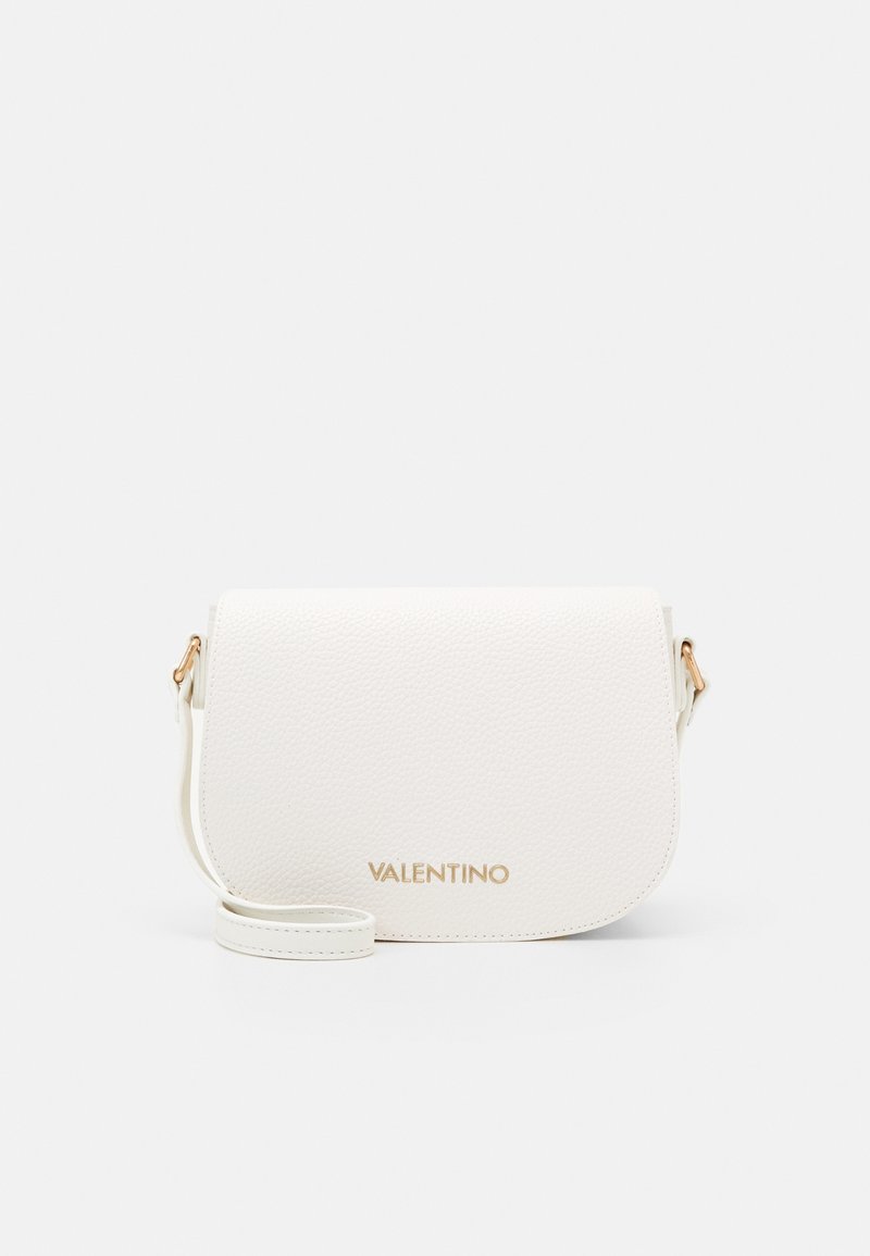 Bílá kožená crossbody taška s texture štípané kůže, zlatými detaily a logem "VALENTINO" na přední straně. Obsahuje klopu na zavírání a nastavitelné ramenní popruhy.