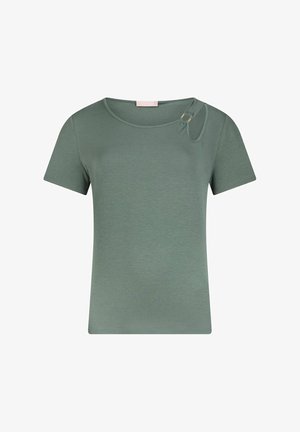 Rövid ujjú, kerek nyakú póló tompa zöld színben. Puha, sima anyag finom textúrával. Kis díszítő elem található a vállnál.