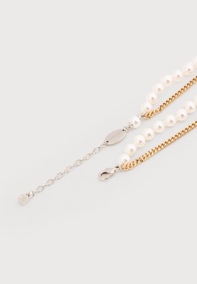 Δύο κολιέ με στρώσεις που περιλαμβάνουν μια σειρά από λευκές πέρλες και μια χρυσή αλυσίδα με ασημένιο κούμπωμα και ρυθμιζόμενη αλυσίδα σε λευκό φόντο.