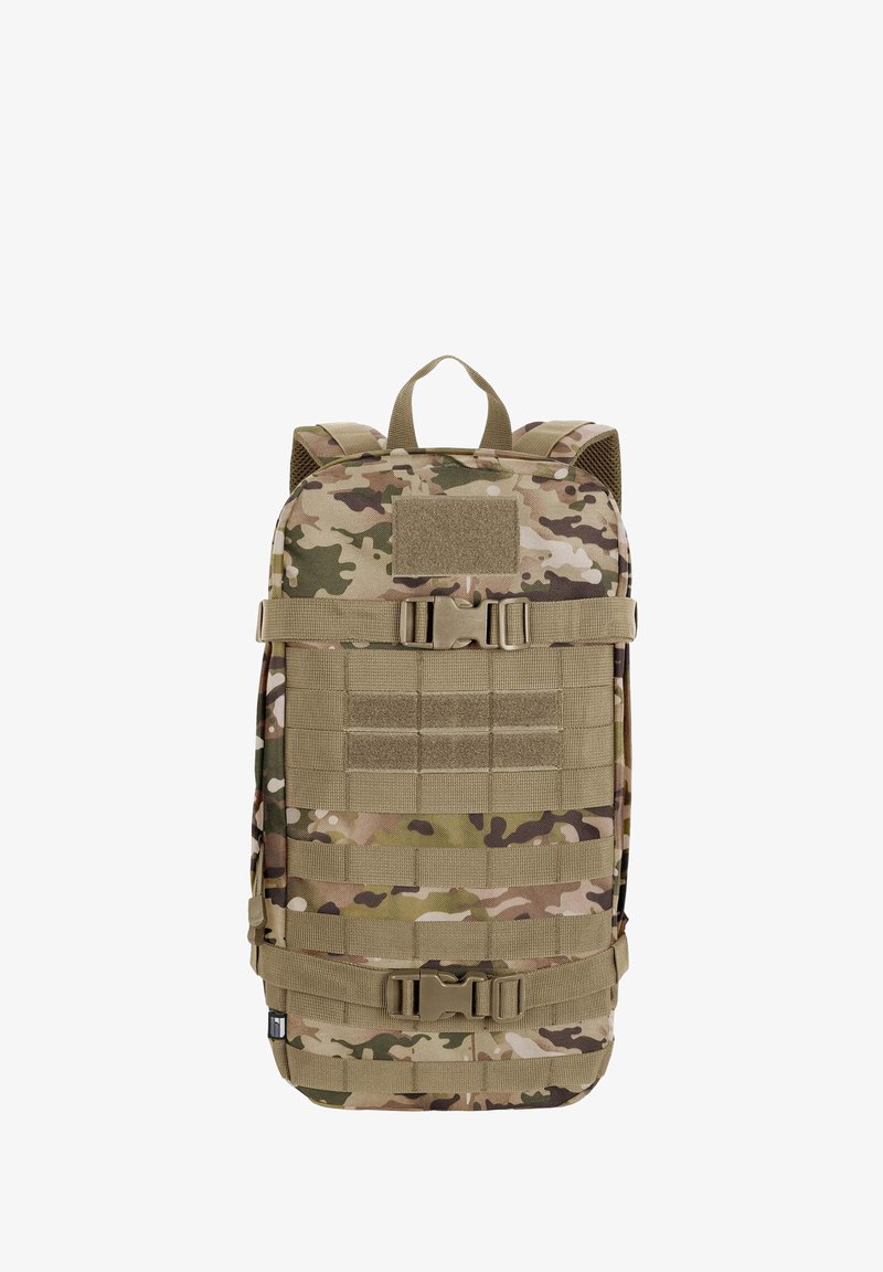Sac à dos camouflage de style militaire avec bretelles réglables, plusieurs boucles en sangle et deux fermetures à boucle à l'avant sur fond blanc.