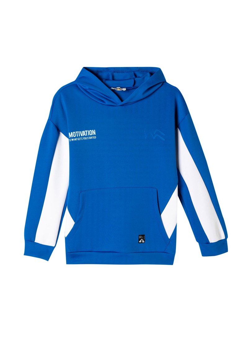 Sudadera azul con bolsillo frontal, detalles blancos en las mangas y el texto "LA MOTIVACIÓN ES LO QUE TE HACE EMPEZAR" en el pecho. Tela suave.