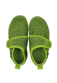 Groene vilten pantoffels met een ronde neus, klittenbandsluiting en een gestructureerde buitenkant met een zachte, fuzzy binnenvoering.