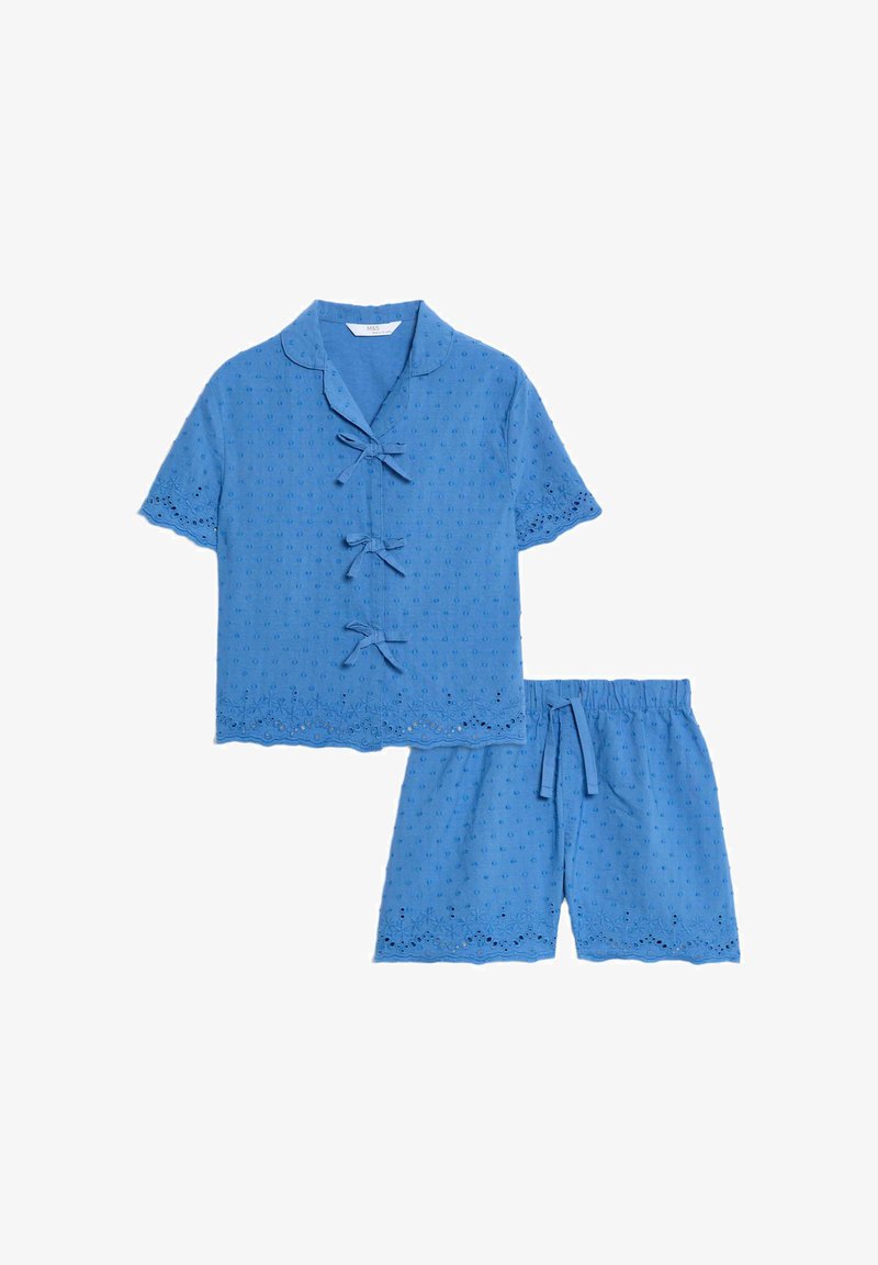 Modrý bavlněný pyžamový set obsahující krátký rukáv s knoflíkovým zapínáním, ozdobený mašlemi a květinovým krajkovým lemováním, spolu s odpovídajícími šortkami na šňůrku.