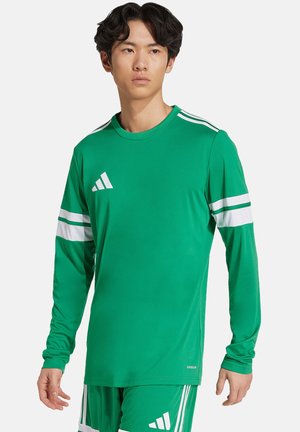 Groene sportshirt met lange mouwen, gemaakt van gladde stof. Voorzien van drie witte strepen op elke mouw en een Adidas-logo op de borst.