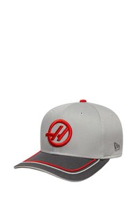 Szara czapka baseballowa z ciemnoszarym daszkiem, czerwonymi akcentami i wyraźnym, czerwonym haftowanym logo z przodu. Sześć otworów wentylacyjnych na czubku.