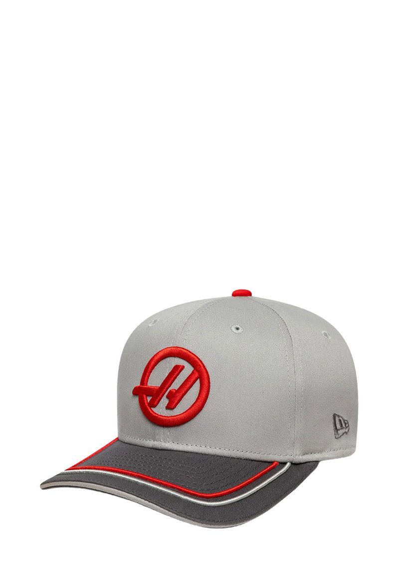 Szara czapka baseballowa z ciemnoszarym daszkiem, czerwonymi akcentami i wyraźnym, czerwonym haftowanym logo z przodu. Sześć otworów wentylacyjnych na czubku.