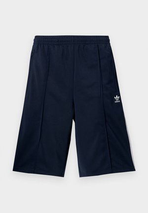 Marineblå trening-shorts med elastisk midje og sidelommer, med en hvit Adidas-logo nederst på venstre ben.