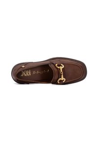Zapato marrón de piel tipo mocasín con un acento de cadena dorada, puntera redondeada y superficie texturizada con detalles de costura mínimos.