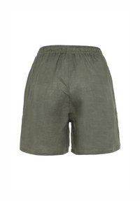 Shorts verdi in lino con elastico in vita. Presentano una vestibilità comoda e una texture liscia, con un semplice design dell'orlo e senza accenti decorativi.