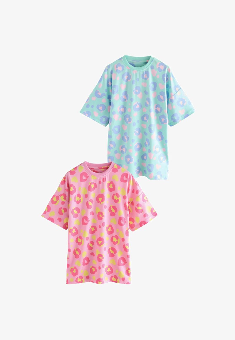 Zwei legere Kurzarm-T-Shirts mit Rundhalsausschnitt; eines hellblau mit lila und rosa Flecken, eines rosa mit roten und gelben Flecken.