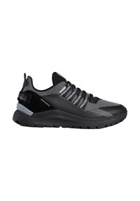 Scarpa sportiva nera con upper in rete testurizzata, suola in gomma e sottili accenti argentati. Presenta dettagli nei lacci e un colletto imbottito per maggior supporto.