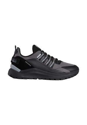 Scarpa sportiva nera con upper in rete testurizzata, suola in gomma e sottili accenti argentati. Presenta dettagli nei lacci e un colletto imbottito per maggior supporto.