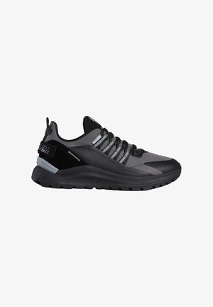 Scarpa sportiva nera con upper in rete testurizzata, suola in gomma e sottili accenti argentati. Presenta dettagli nei lacci e un colletto imbottito per maggior supporto.
