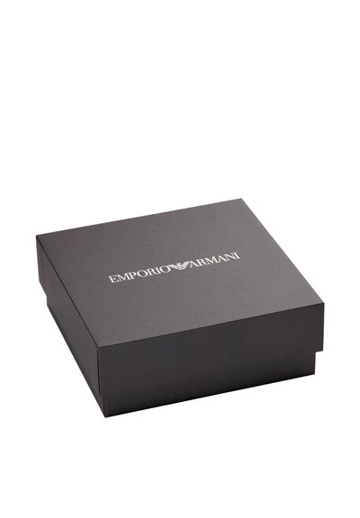 Sort gaveæske i pap med en glat, mat finish og "Emporio Armani"-logo i hvid på toppen. Firkantet form, minimalistisk design.