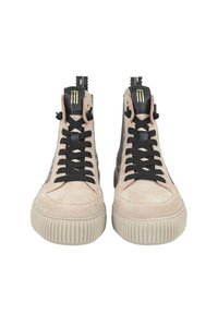 Wysokie sneakersy w jasnoróżowym zamszu i czarnej skórze, z czarnymi sznurowadłami, masywną kremową gumową podeszwą oraz akcentami z logo na języku.