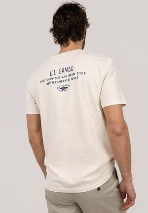 El Ganso, CAMISETA TINTE MINERAL - Camiseta estampada - crudo
