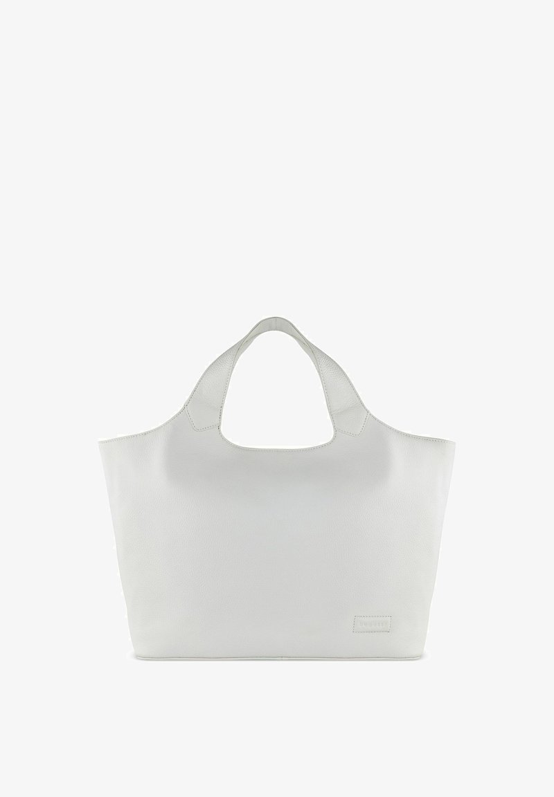 Grand sac fourre-tout en cuir blanc avec deux poignées courbées, texture lisse et un logo subtilement embossé dans le coin inférieur droit.