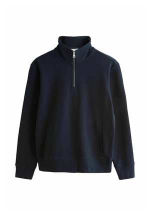 Laivastonsininen pitkähihainen pusero, jossa on resorikuvio, korkea kaulus ja etupuolen neljännesvetoketjusuljenta.