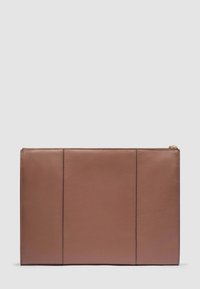 Rechthoekige clutch van bruin leer met zichtbare stiksels en een ritssluiting aan de bovenkant, tegen een effen grijze achtergrond.