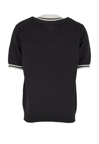 Chemise noire à manches courtes avec des poignets et un col blancs en côtes, ornés d'une fine rayure noire, vue de dos.