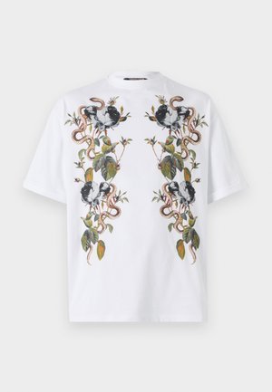 Biała bawełniana koszulka z misternymi czarnymi i kolorowymi grafikami węża oraz kwiatów, z liśćmi i winoroślami na przodzie.