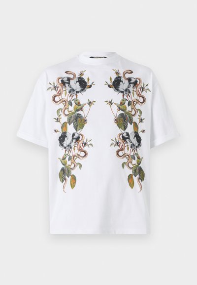 Balta kokvilnas T-kreklu ar intriģējošiem melniem un krāsainiem čūskas un ziedu grafikiem, ar lapām un vīnogulājiem uz priekšpuses.