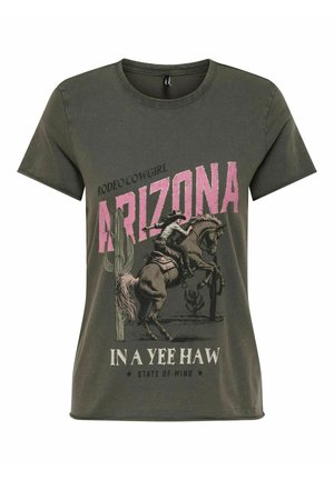 Camiseta de algodón verde oliva con una impresión gráfica de un vaquero montado en un caballo, un cactus y el texto: "Rodeo Cowgirl Arizona en un Yee Haw."