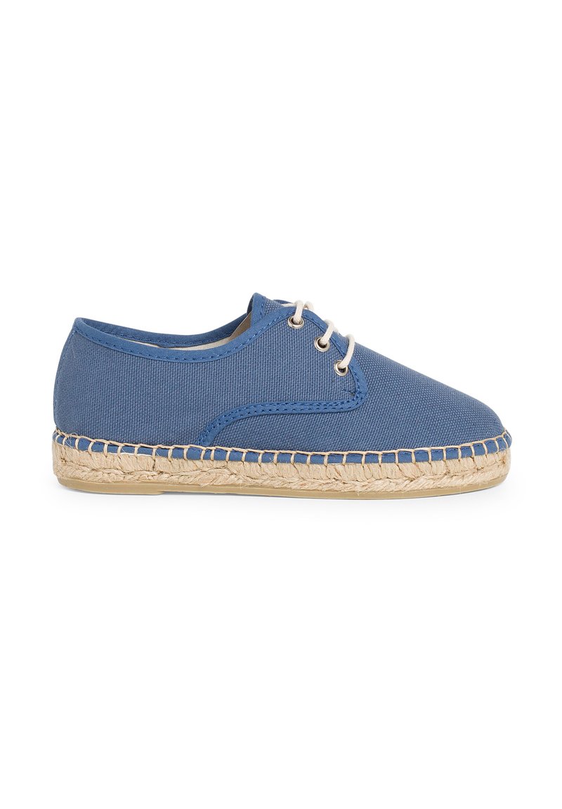 Espadrillas in tela blu con punta rotonda, caratterizzate da una suola in juta intrecciata e due occhielli con lacci bianchi. Texture liscia e design leggero.