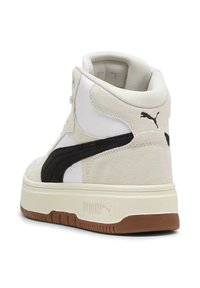 Sneakers alte con uno strato esterno crema, pannelli in suede e pelle in bianco e nero, con suola in gomma e logo PUMA.