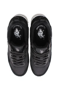 Scarpe sportive nere con tomaia in rete e materiale sintetico, punta rotonda, suola in gomma bianca e logo stampato in argento sulla soletta.