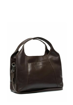 Bolso de cuero marrón oscuro con asas dobles y una correa de hombro desmontable, con costuras sutiles y nombre de la marca en relieve en la parte delantera.