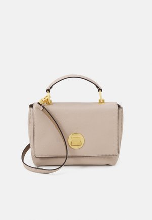 Beżowa skórzana torebka z uchwytem na górze, odpinanym paskiem na ramię oraz złotym okrągłym zapięciem na przednim klapie.