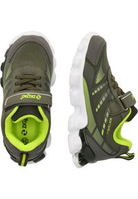 Baskets souples vertes avec un design en maille et des accents lime, sur une semelle blanche. Équipées d'une sangle Velcro et d'un laçage pour plus de sécurité.