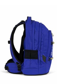 Blauer Rucksack mit gepolsterten Riemen, seitlicher Netztasche und reflektierenden Akzenten. Strukturierter Stoff und auffällige Nähdetails sind sichtbar.