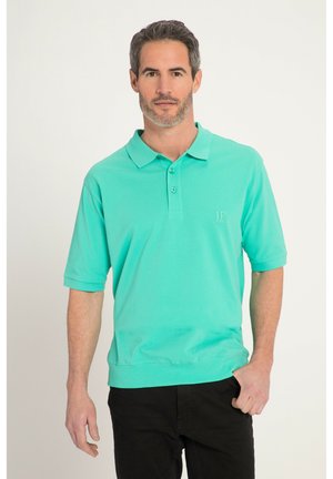 Polo shirt turchese con colletto, patta con tre bottoni e maniche corte; presenta un sottile logo "JP" sul lato sinistro del petto.